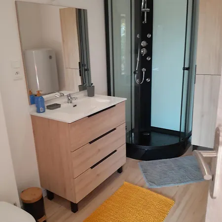 Dans Grange Renovee 아파트 *